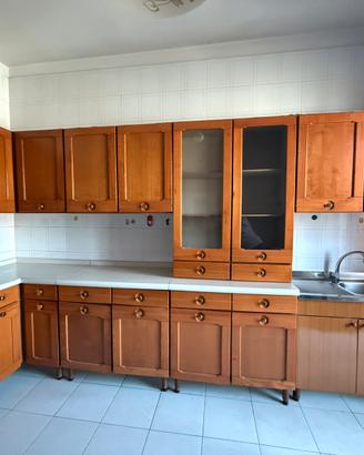 Cucina in legno con tavolo, sedie e mobiletto
