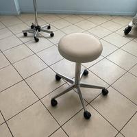 Sgabello regolabile con rotelle per studio medico
