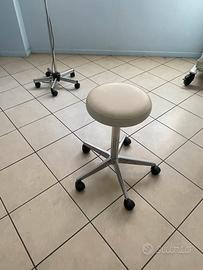Sgabello regolabile con rotelle per studio medico