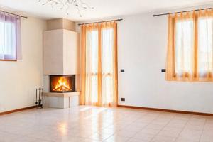 Appartamento bicamere su due livelli con caminetto
