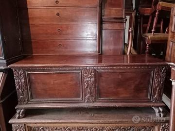 Cassapanca antica intagliata