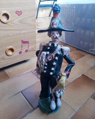 Statuetta raffigurante carabiniere