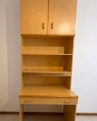 scrivania con libreria  e pensile superiore 
