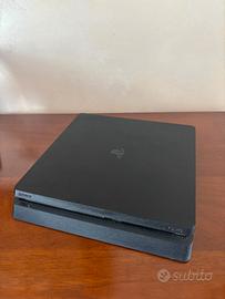PS4 CON GIOCHI E 2 CONTROLLER 