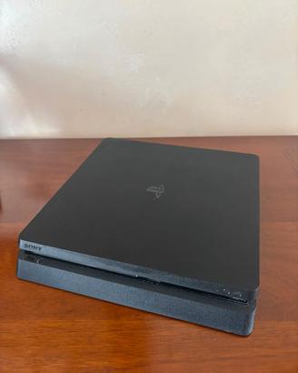 PS4 CON GIOCHI E 2 CONTROLLER 