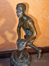 Scultura in bronzo vintage su base in marmo.