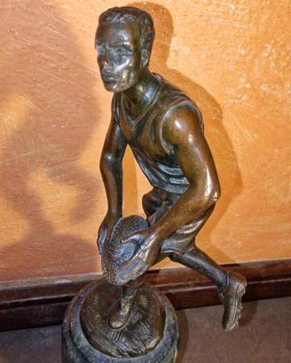 Scultura in bronzo vintage su base in marmo.