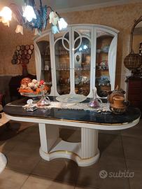 vetrina, credenza e tavolo