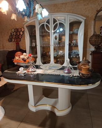 vetrina, credenza e tavolo