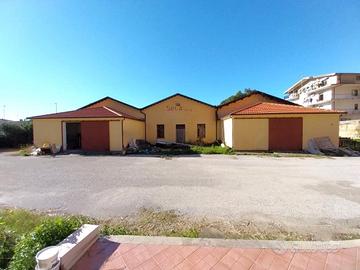 Complesso industriale con corte sulla SS18