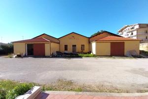 Complesso industriale con corte sulla SS18