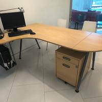 Scrivania, cassettiera, divani