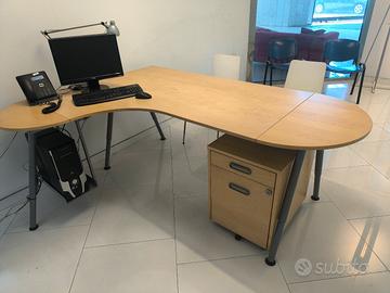 Scrivania, cassettiera, divani