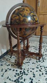 MAPPAMONDO IN LEGNO CON VANO BOTTIGLIE