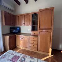 Angolo cucina, piano cottura e lavello