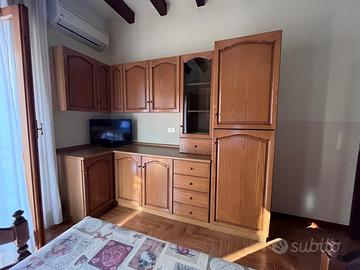 Angolo cucina, piano cottura e lavello