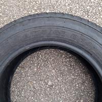 quattro pneumatici ricoperti 4 stagioni