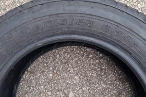 quattro pneumatici ricoperti 4 stagioni