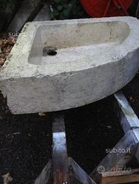 Antico lavatoio in pietra marmo sasso