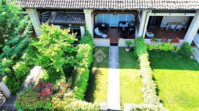 VILLA A SCHIERA CENTRALE A PARMA