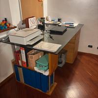 Scrivania in legno e vetro