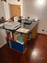 Scrivania in legno e vetro