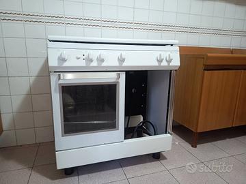 Cucina quattro fuochi a gas, con forno elettrico