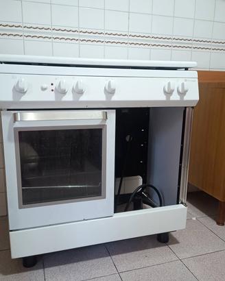 Cucina quattro fuochi a gas, con forno elettrico