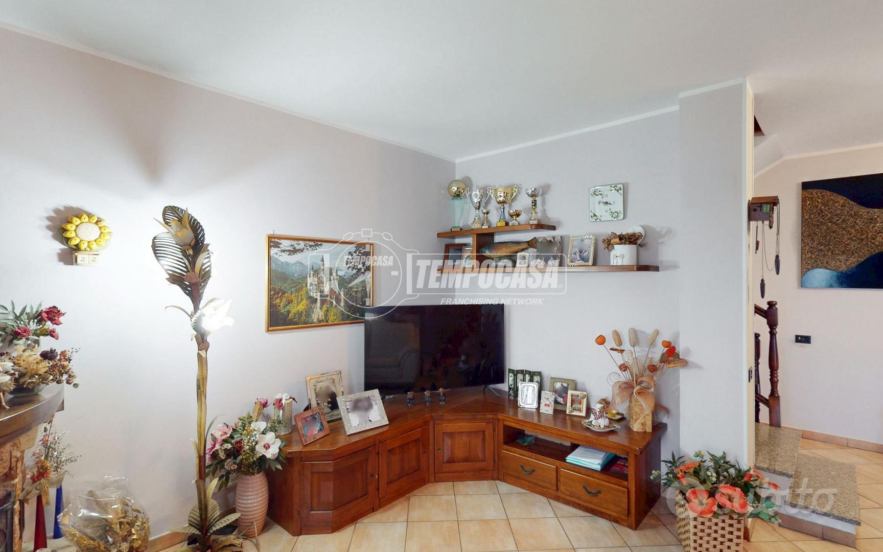PORZIONE DI VILLA BIFAMILIARE SU 3 LIVELLI CON AMP - Vista 5