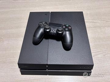 PlayStation 4 con due joystick cuffie e cavi