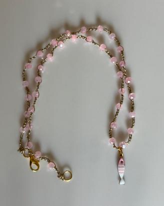 Collana a uncinetto con cristalli rosa e ciondolo