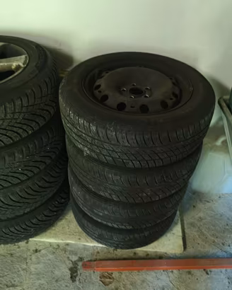 4 CERCHI DA 15 POLLICI COMPLETI DI GOMME 185/60/15