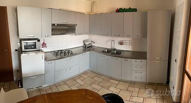 Cucina ad angolo seminuova