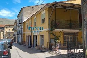 Licusati: locale commerciale