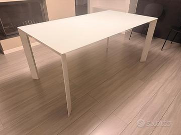 Tavolo allungabile Kristalia con top in vetro
