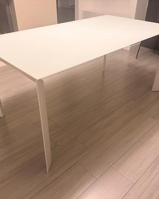 Tavolo allungabile Kristalia con top in vetro