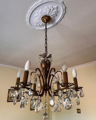 Lampadario a sospensione antico.