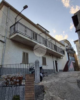 4 LOCALI A PAOLA