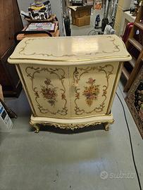 credenza in stile veneziano 