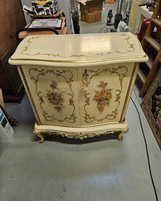 credenza in stile veneziano 