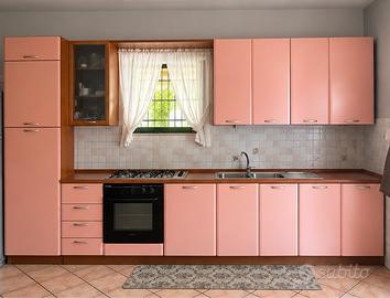Cucina completa in buone condizioni