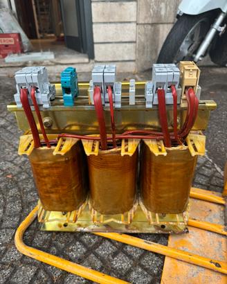Autotrasformatore trifase 30 kWA con box metallico