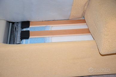 Salotto con divani letto sfoderabili.