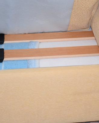 Salotto con divani letto sfoderabili.