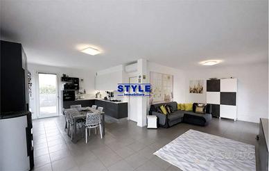 ELEGANTE PORZIONE TRIFAMILIARE DI TESTA CON GIARDI