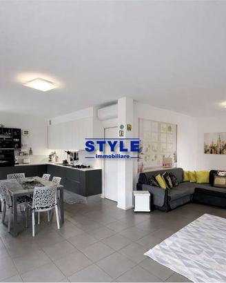 ELEGANTE PORZIONE TRIFAMILIARE DI TESTA CON GIARDI