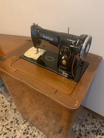 Macchina da cucire Singer d”epoca con mobiletto