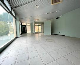Ca' Savio negozio d'angolo mq.80+magazzino