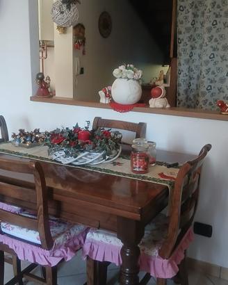 tavolo di legno massello con sedie