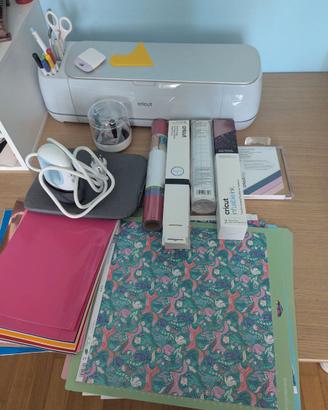 Cricut maker 3 completa di accessori e materiali